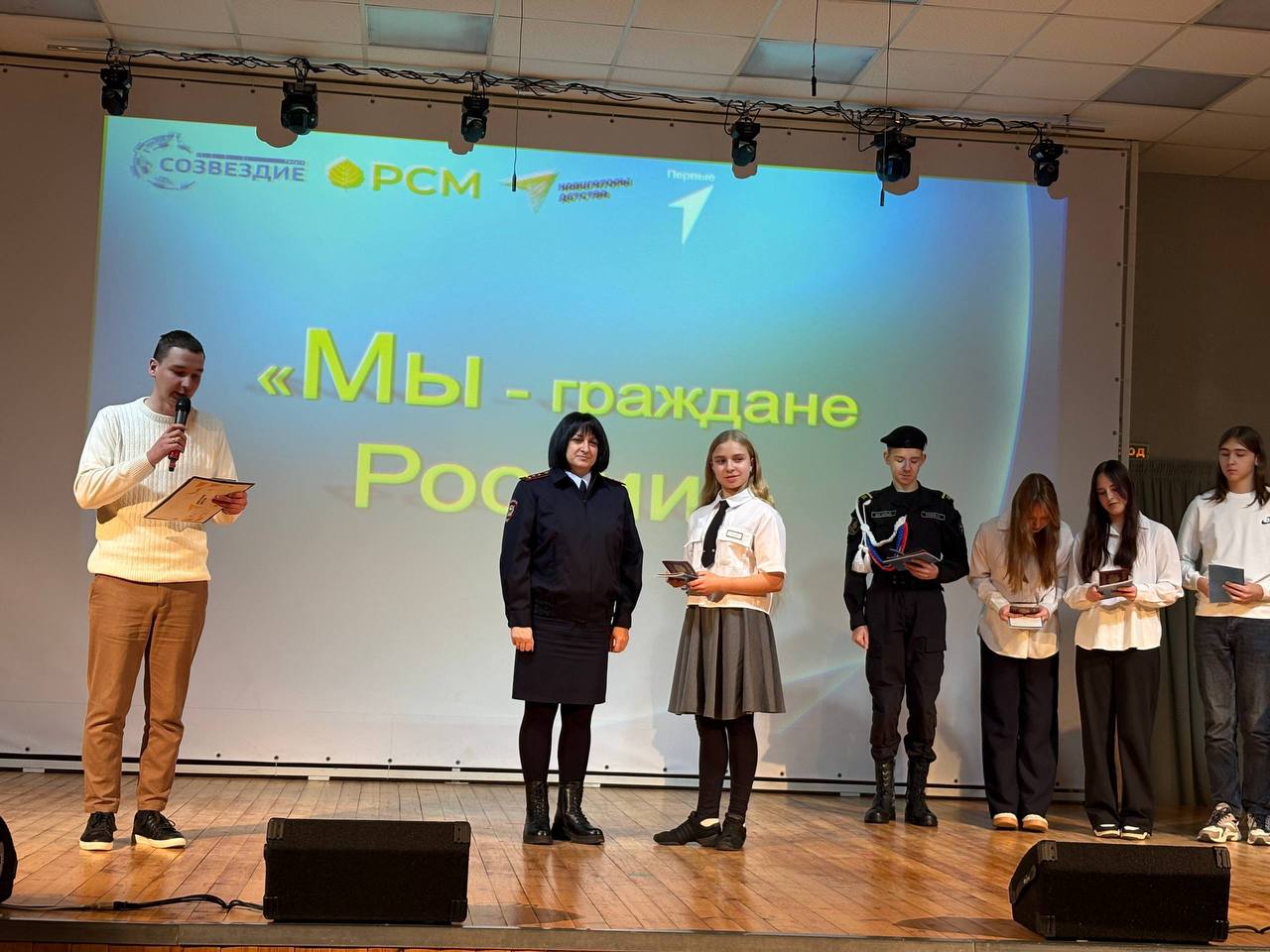 В Калуге полицейские вручили подросткам их первые паспорта В Калуге полицейские вручили подросткам их первые паспорта