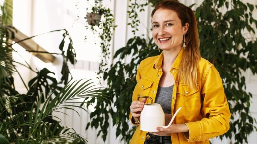 Если вода для полива цветов не отстоялась: просто добавьте это средство