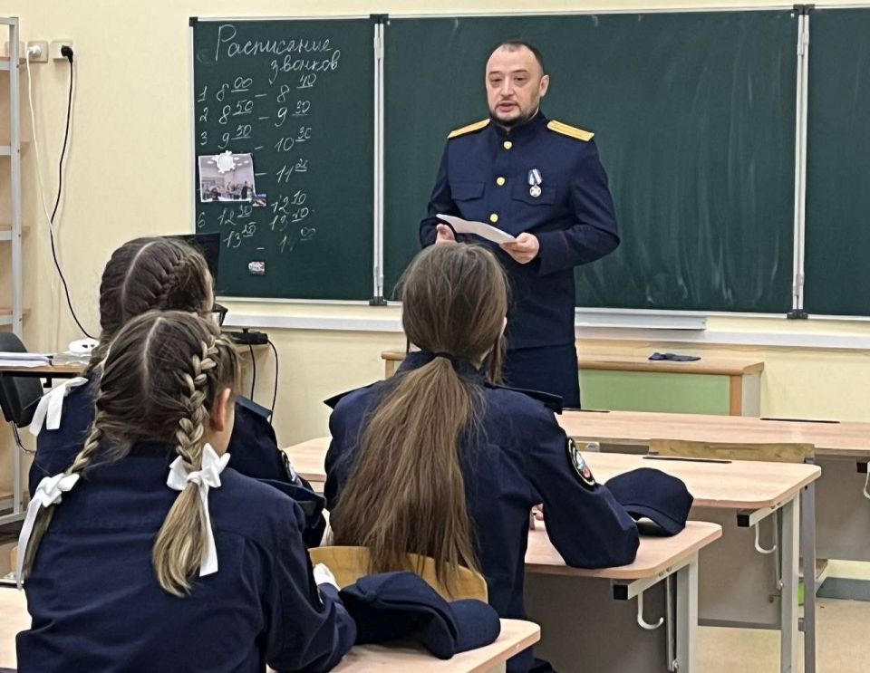 Сотрудник следственного управления провел урок мужества для кадетов