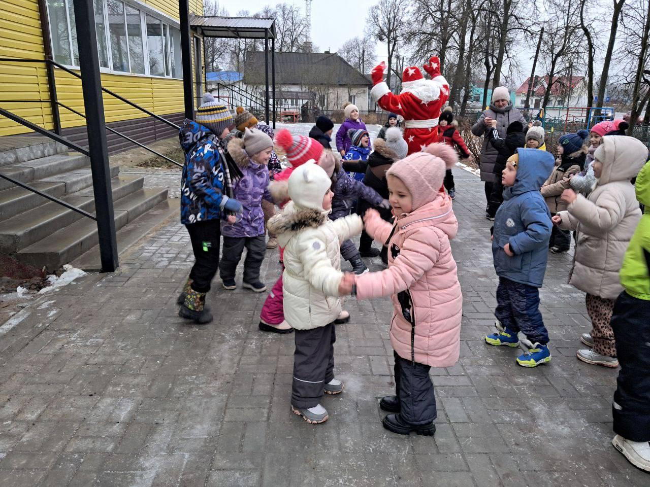 В Хвастовичском округе еще 12 семей получили ключи от нового жилья В Хвастовичском округе еще 12 семей получили ключи от нового жилья