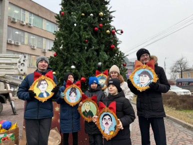 В Калуге прошла акция «Наряжаем елку вместе»