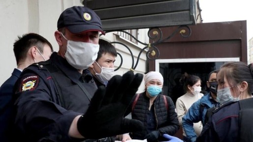 Мигрантам запретят работать курьерами и барберами в Калужской области с 2026 года