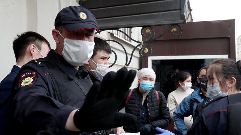 Мигрантам запретят работать курьерами и барберами в Калужской области с 2026 года