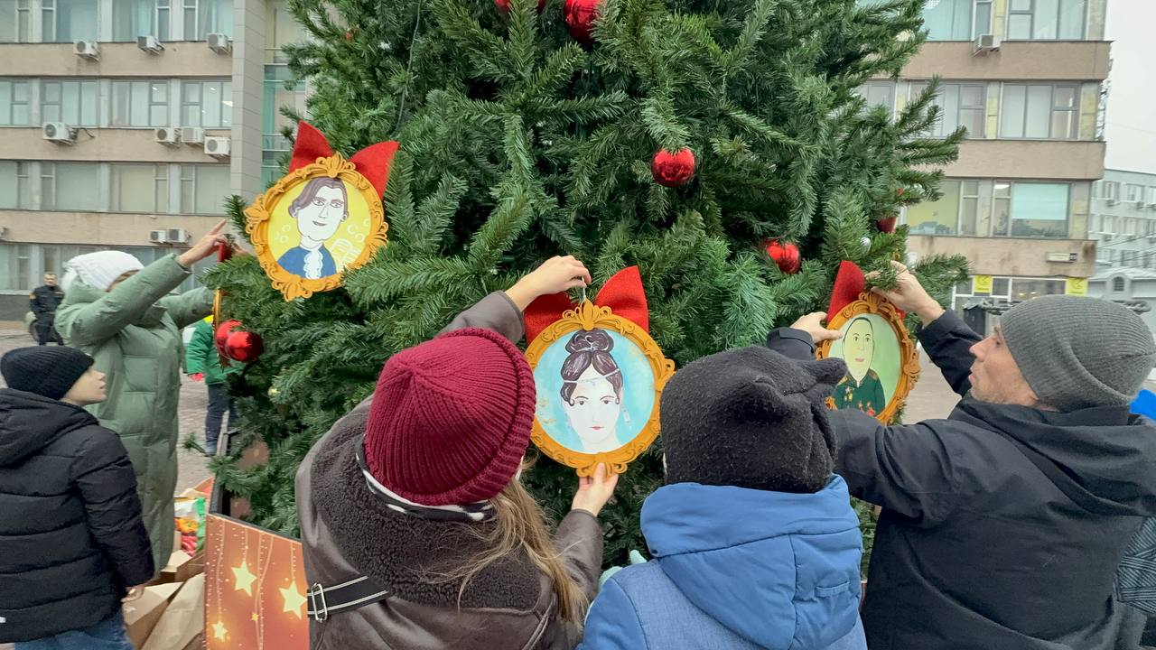 В Калуге прошла акция «Наряжаем елку вместе» В Калуге прошла акция «Наряжаем елку вместе»