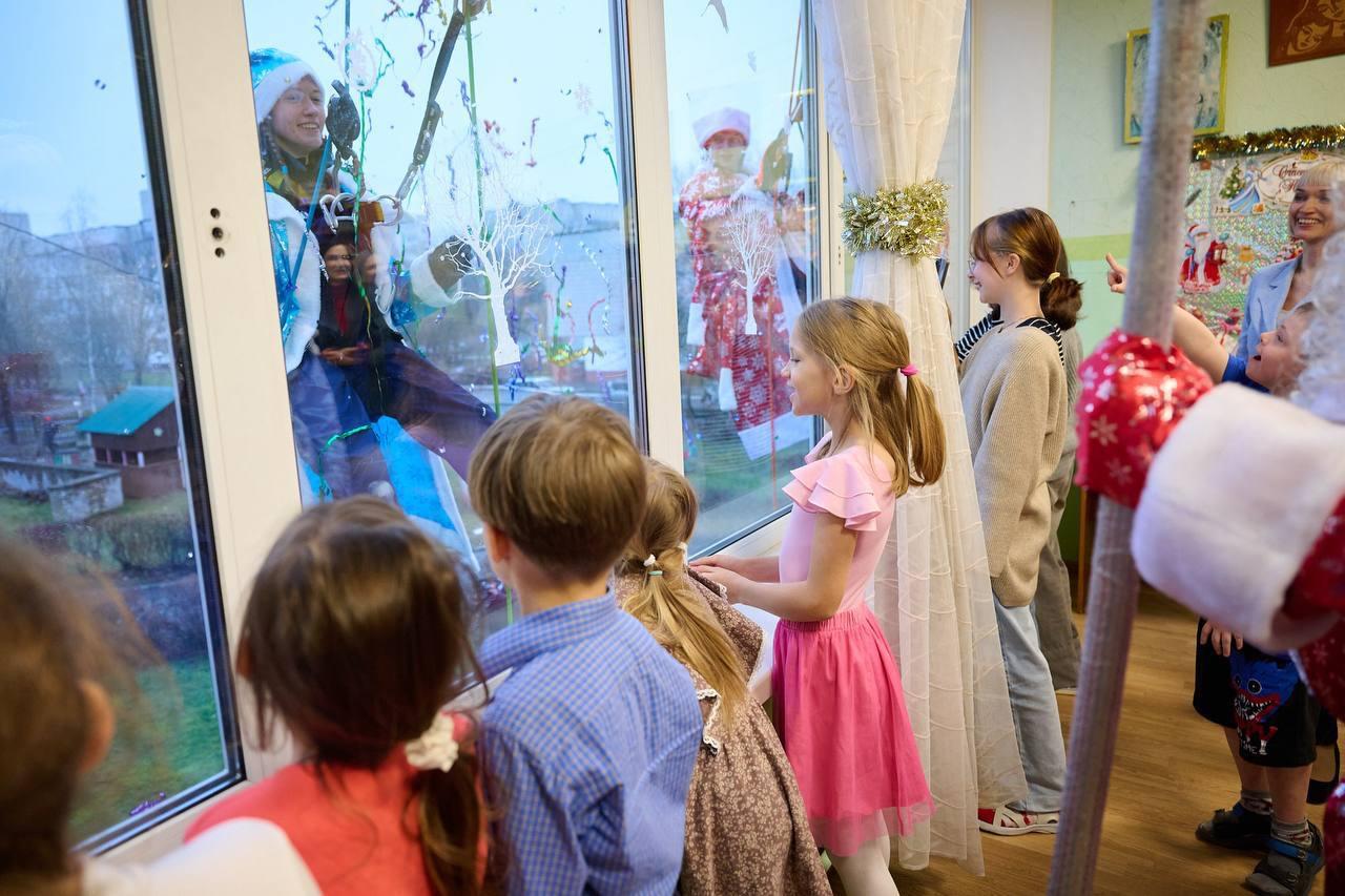 Калужская область впервые присоединилась к акции Всероссийского студенческого корпуса спасателей «Десант Дедов Морозов» Калужская область впервые присоединилась к акции Всероссийского студенческого корпуса спасателей «Десант Дедов Морозов»