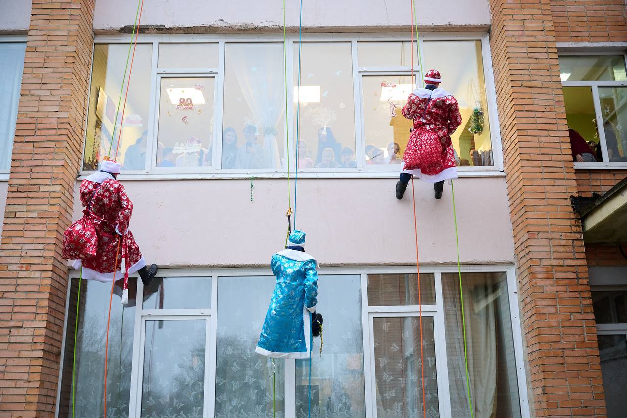 Студенты-спасатели устроили праздник для детей в Обнинском центре Студенты-спасатели устроили праздник для детей в Обнинском центре