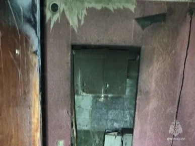 Тринадцать спасателей тушили комнату в Калуге