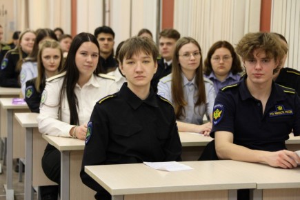 Руководитель следственного управления вручил студентам грамоты