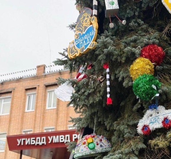 Калужские школьники помогли полиции украсить праздничную ёлку