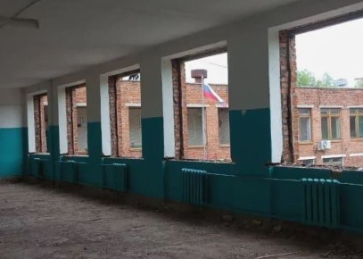 «Кругом мусор и разруха»: жители Сосенского возмущены ходом ремонта школы