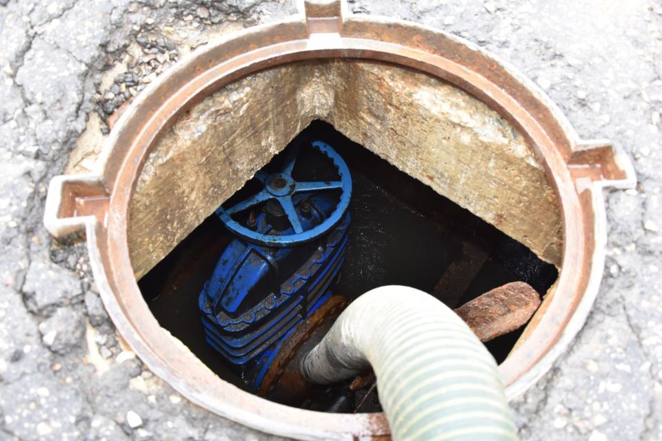 Водовод на севере Калуги снова прорвало