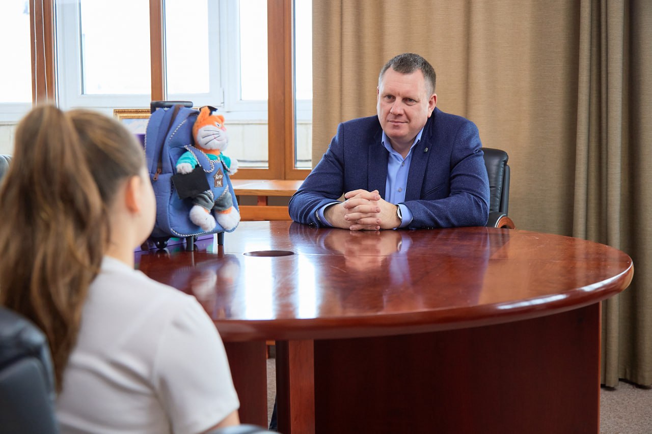 Председатель Законодательного Собрания Геннадий Новосельцев встретился с дочерью участника СВО – Варварой, пожелание которой досталось ему в рамках акции «Елка Добра» Председатель Законодательного Собрания Геннадий Новосельцев встретился с дочерью участника СВО – Варварой, пожелание которой досталось ему в рамках акции «Елка Добра»