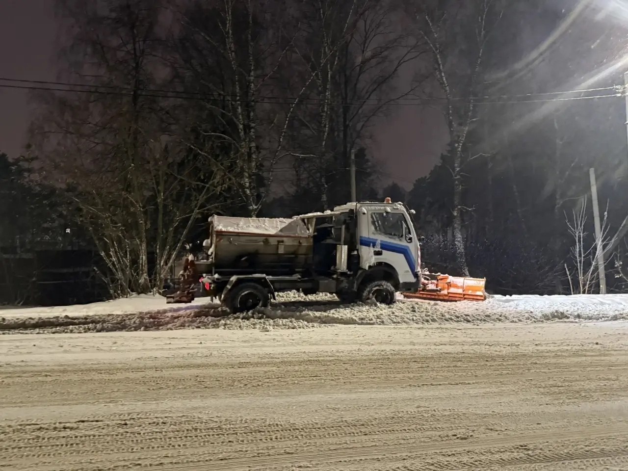 Тротуары очищаем тракторной техникой и новыми «чистиками», приобретёнными при поддержке губернатора Тротуары очищаем тракторной техникой и новыми «чистиками», приобретёнными при поддержке губернатора