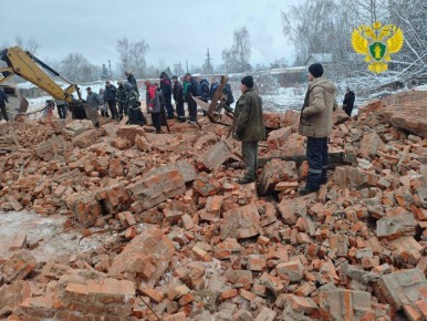 Рухнувшая водонапорная башня убила двух человек