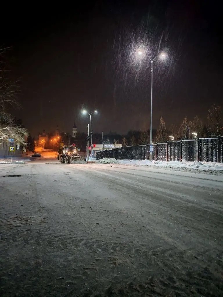 Тротуары очищаем тракторной техникой и новыми «чистиками», приобретёнными при поддержке губернатора Тротуары очищаем тракторной техникой и новыми «чистиками», приобретёнными при поддержке губернатора