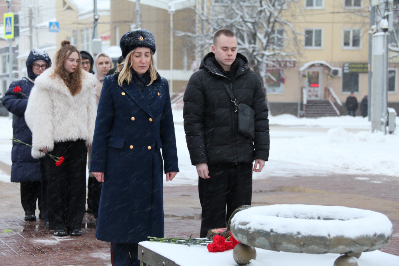 Сотрудники Следственного комитета возложили цветы к Вечному огню Сотрудники Следственного комитета возложили цветы к Вечному огню