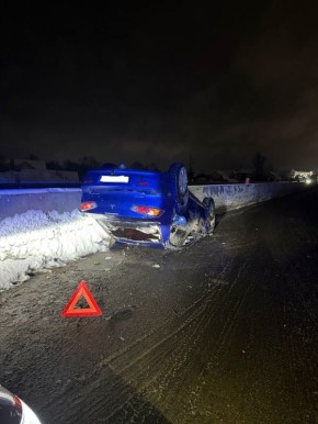 Mitsubishi врезался в ограждение и перевернулся на трассе М3