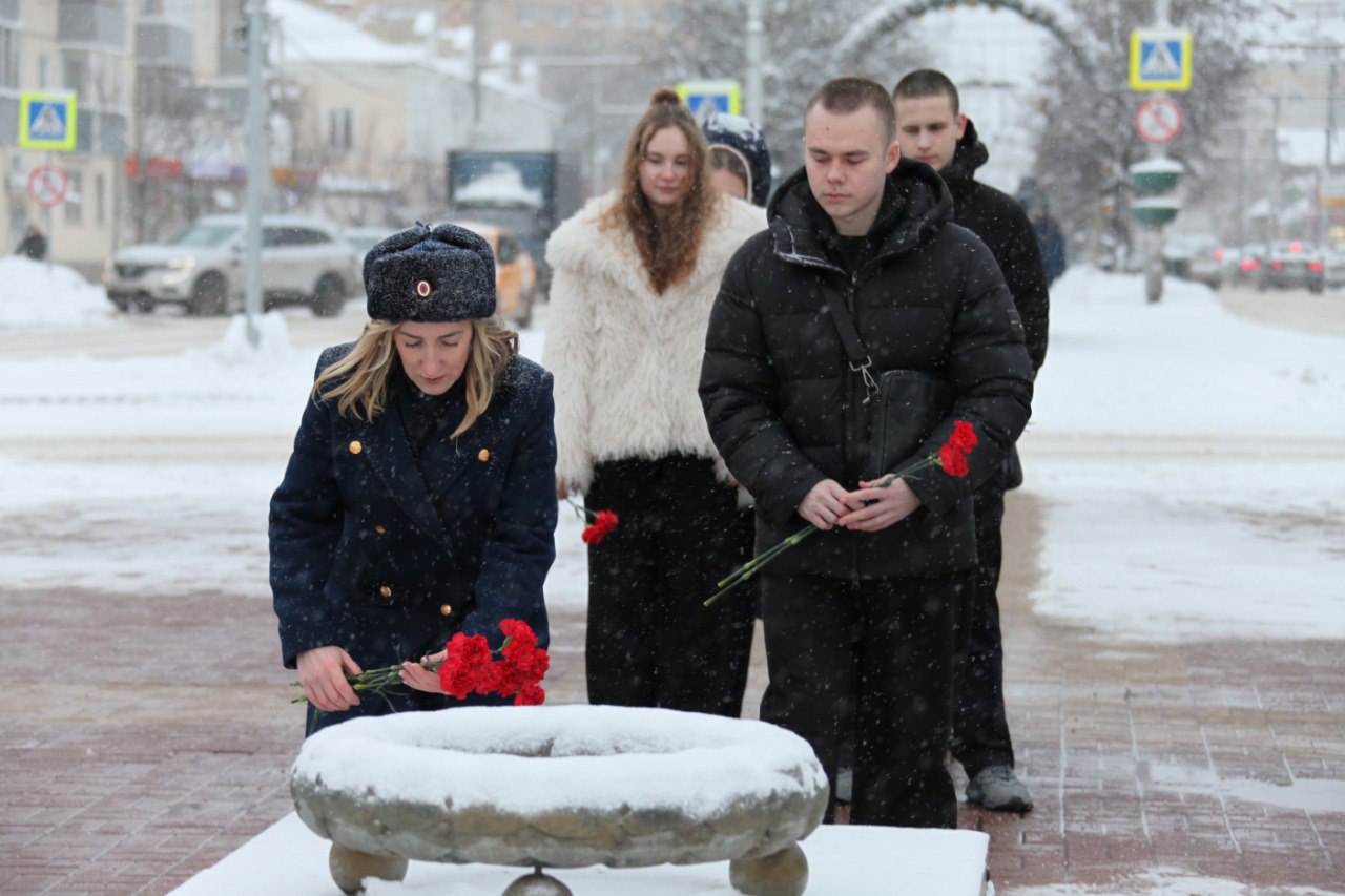 Сотрудники Следственного комитета возложили цветы к Вечному огню Сотрудники Следственного комитета возложили цветы к Вечному огню