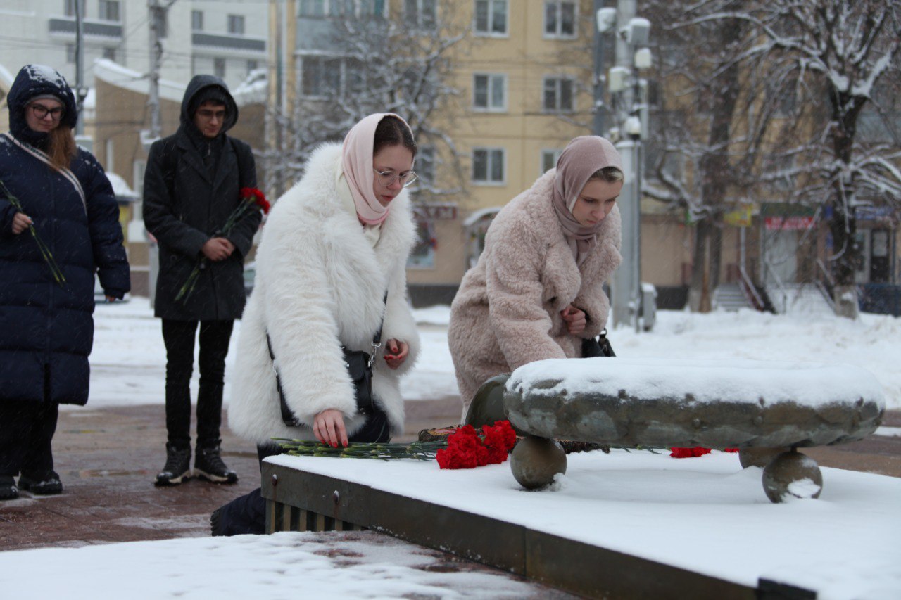 Сотрудники Следственного комитета возложили цветы к Вечному огню Сотрудники Следственного комитета возложили цветы к Вечному огню