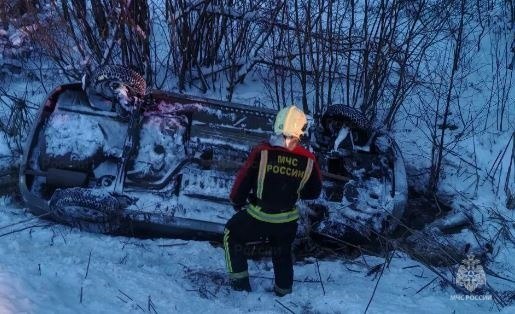 В Калужской области иномарка сошла с трассы и перевернулась в кювете В Калужской области иномарка сошла с трассы и перевернулась в кювете