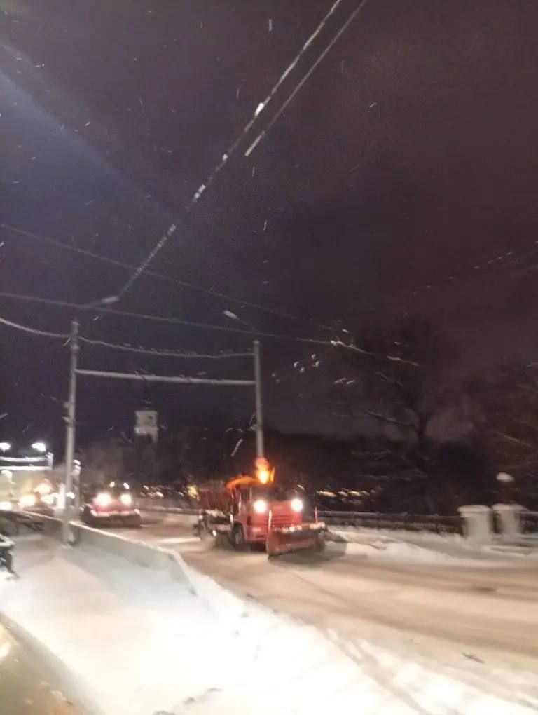 Улицы Калуги продолжают убирать от снега Улицы Калуги продолжают убирать от снега