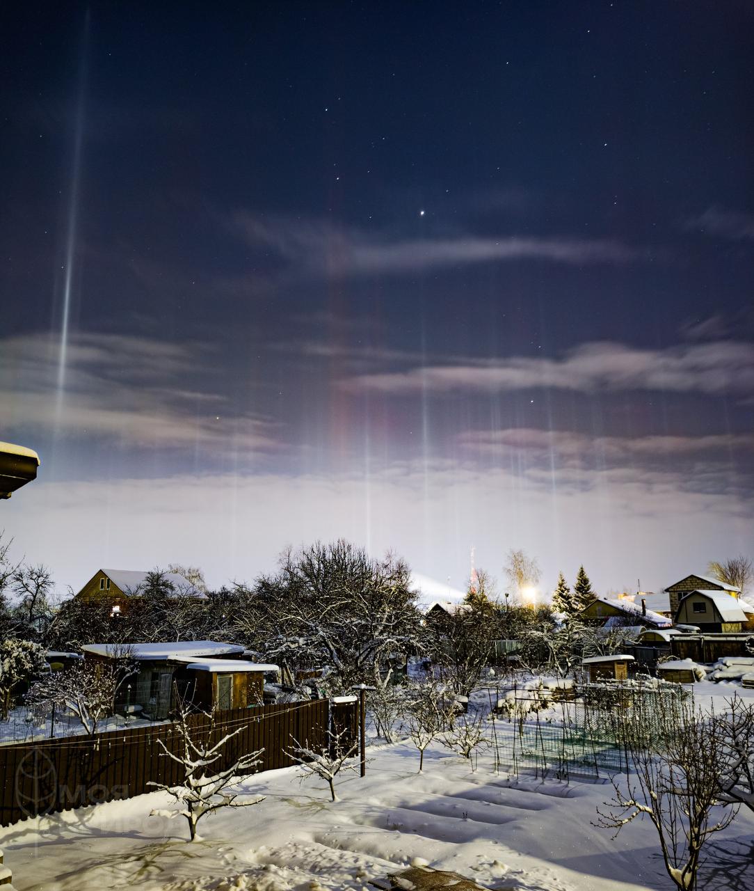 Жители нескольких регионов страны этой и прошлой ночью могли увидеть световые столбы Жители нескольких регионов страны этой и прошлой ночью могли увидеть световые столбы