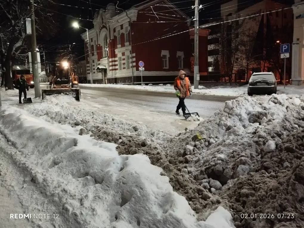 Улицы Калуги продолжают убирать от снега Улицы Калуги продолжают убирать от снега