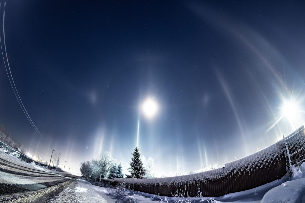 Жители нескольких регионов страны этой и прошлой ночью могли увидеть световые столбы