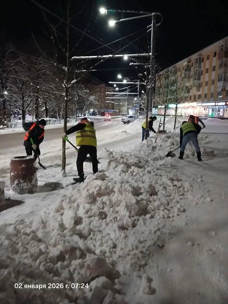 Улицы Калуги продолжают убирать от снега