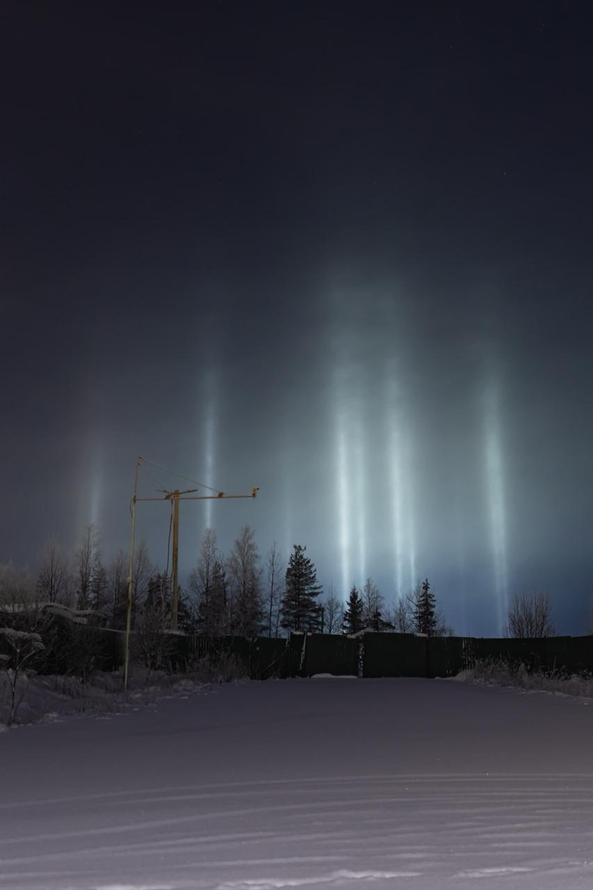 Жители нескольких регионов страны этой и прошлой ночью могли увидеть световые столбы Жители нескольких регионов страны этой и прошлой ночью могли увидеть световые столбы