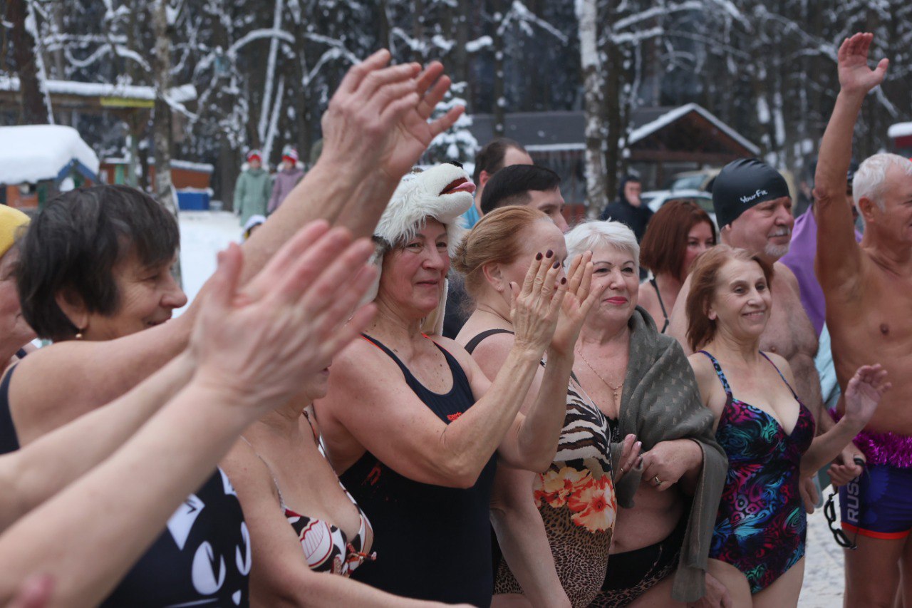 Калужские моржи устроили рождественский заплыв Калужские моржи устроили рождественский заплыв