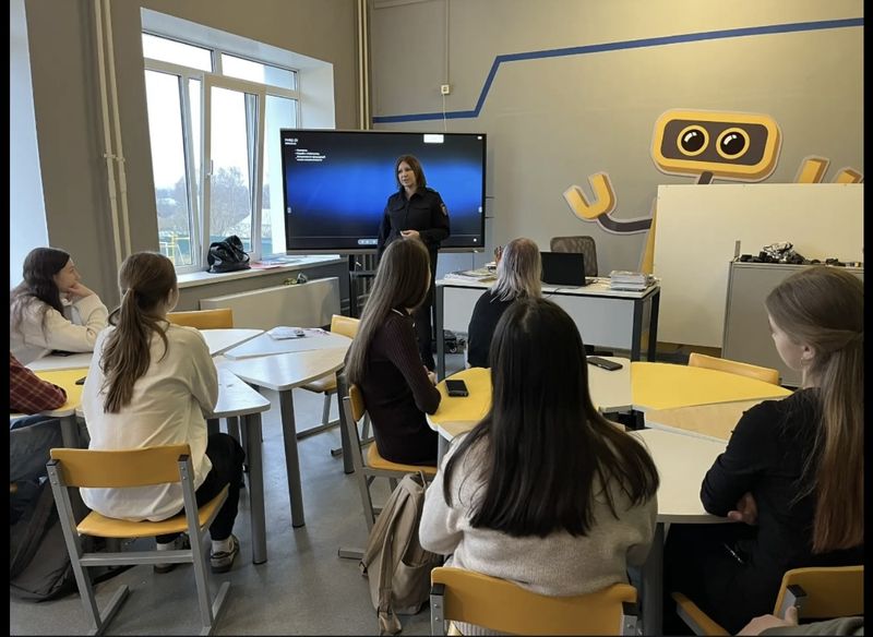 Сотрудник отдела профессиональной подготовки Управления по работе с личным составом УМВД России по Калужской области подполковник полиции Наталия Новикова провела профориентационные встречи с учениками выпускных классов школ... Сотрудник отдела профессиональной подготовки Управления по работе с личным составом УМВД России по Калужской области подполковник полиции Наталия Новикова провела профориентационные встречи с учениками выпускных классов школ...