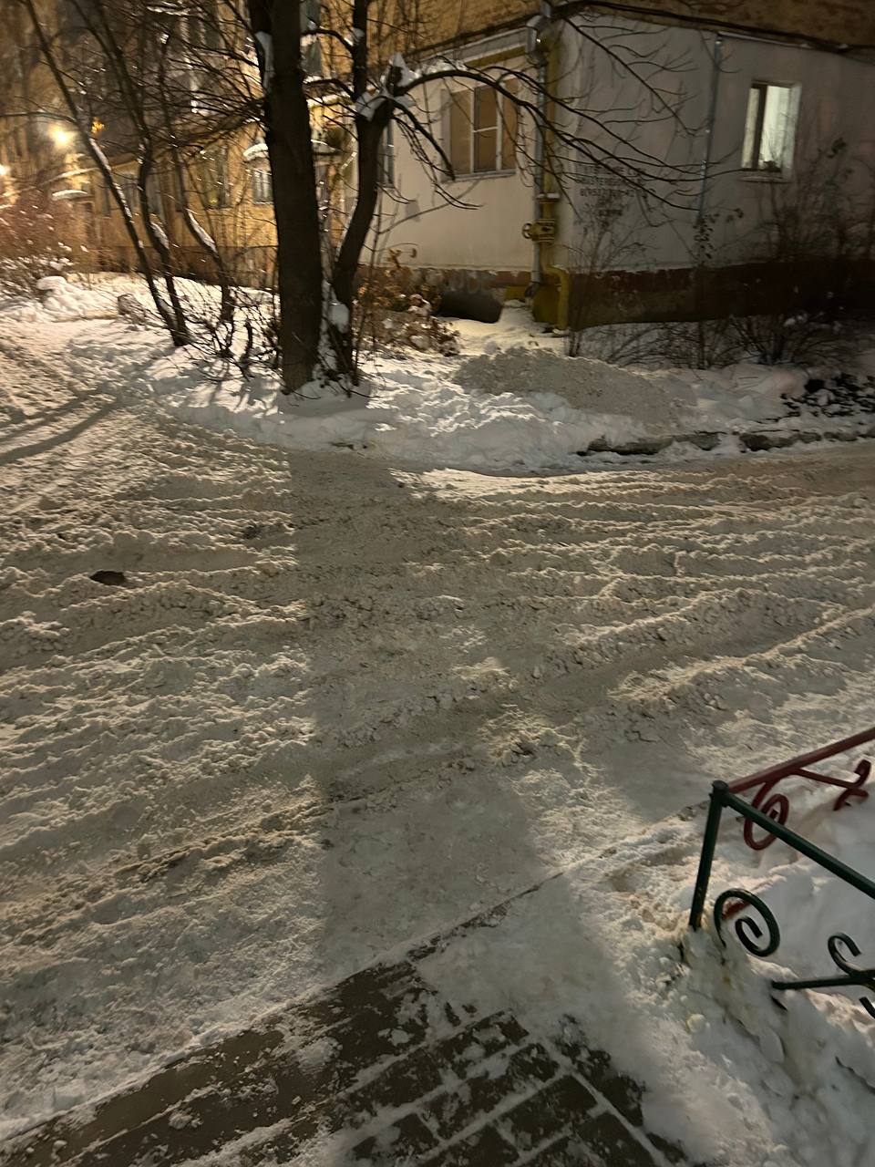 В Калуге пожилые люди с травмами вынуждены самостоятельно расчищать снег В Калуге пожилые люди с травмами вынуждены самостоятельно расчищать снег