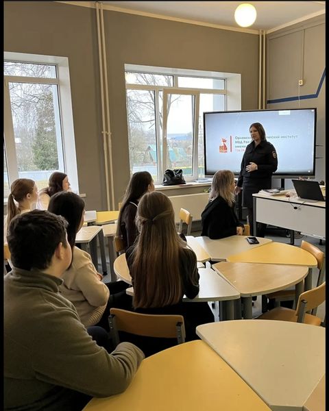 Сотрудник отдела профессиональной подготовки Управления по работе с личным составом УМВД России по Калужской области подполковник полиции Наталия Новикова провела профориентационные встречи с учениками выпускных классов школ... Сотрудник отдела профессиональной подготовки Управления по работе с личным составом УМВД России по Калужской области подполковник полиции Наталия Новикова провела профориентационные встречи с учениками выпускных классов школ...