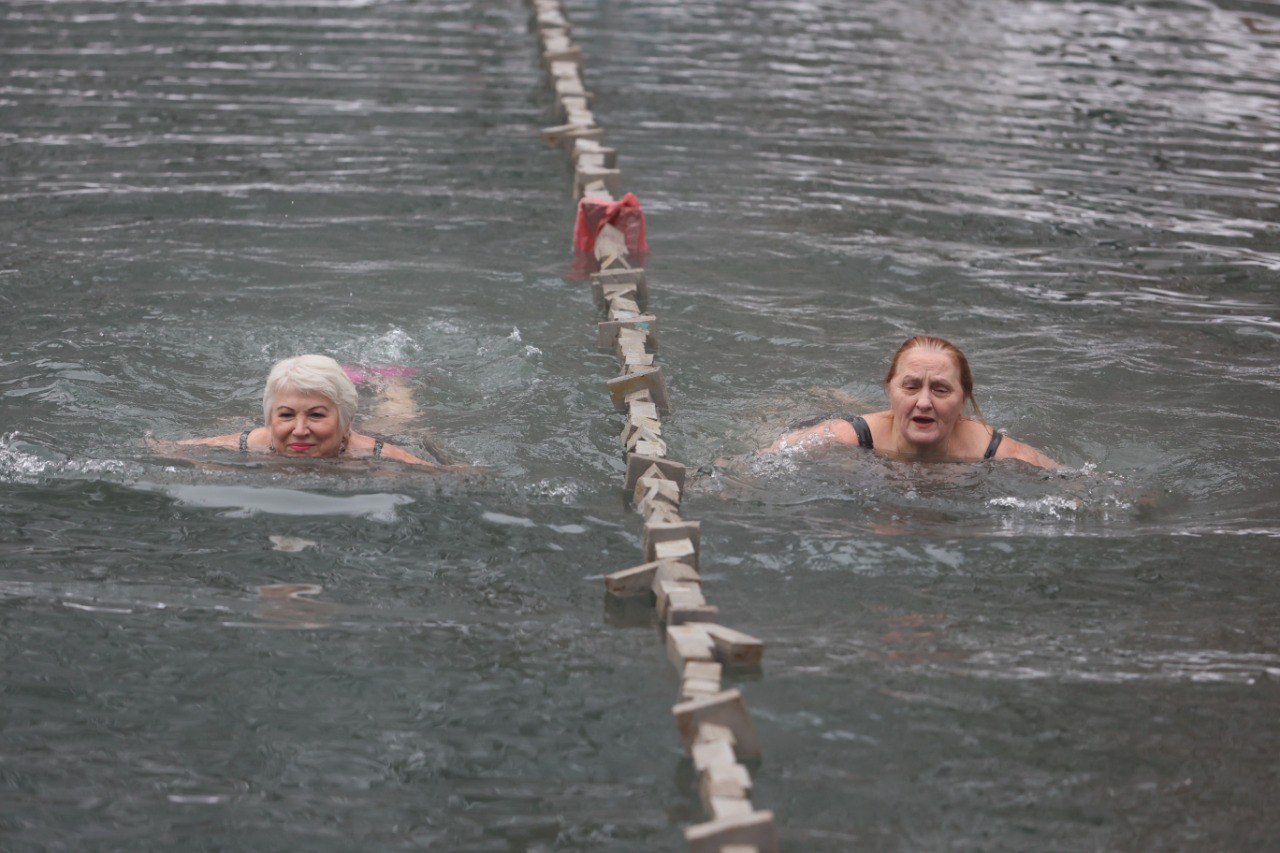 Калужские моржи устроили рождественский заплыв Калужские моржи устроили рождественский заплыв