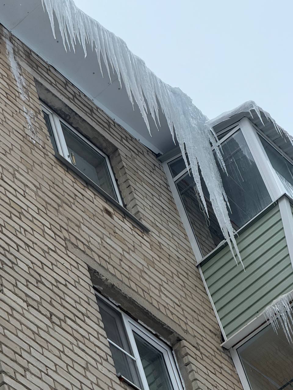 «Висят уже под три метра»: Калуга в опасных сосульках, обещания властей не помогают