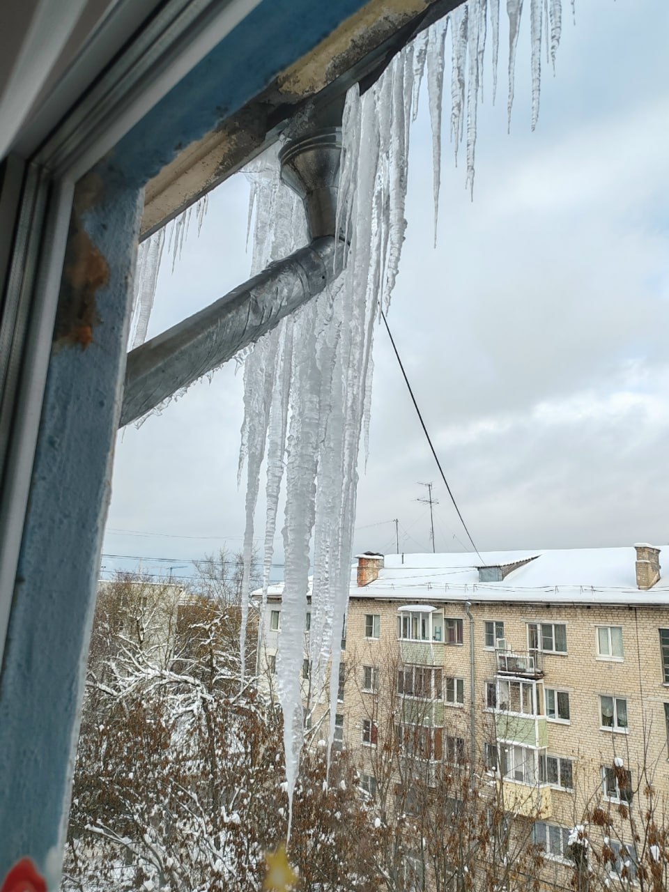 «Висят уже под три метра»: Калуга в опасных сосульках, обещания властей не помогают «Висят уже под три метра»: Калуга в опасных сосульках, обещания властей не помогают