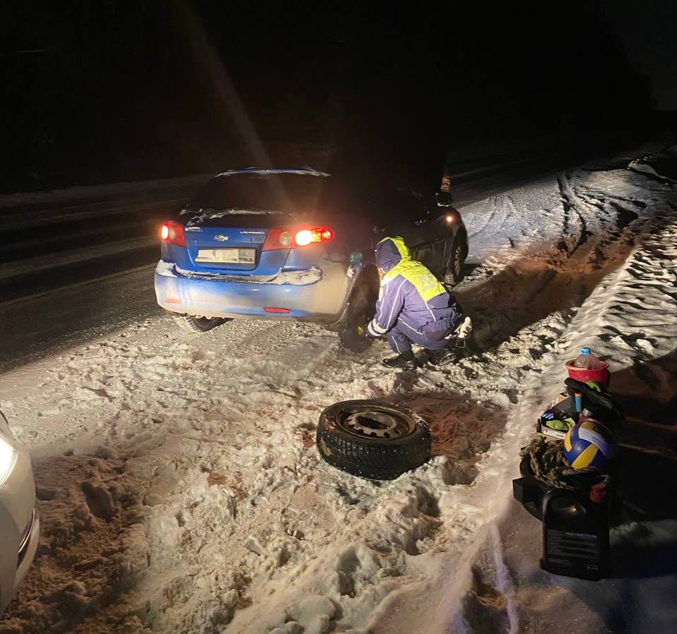 Полицейские помогли женщине на дороге под Калугой