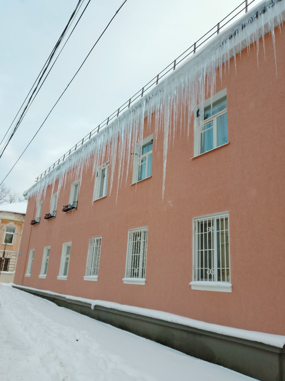«Висят уже под три метра»: Калуга в опасных сосульках, обещания властей не помогают «Висят уже под три метра»: Калуга в опасных сосульках, обещания властей не помогают
