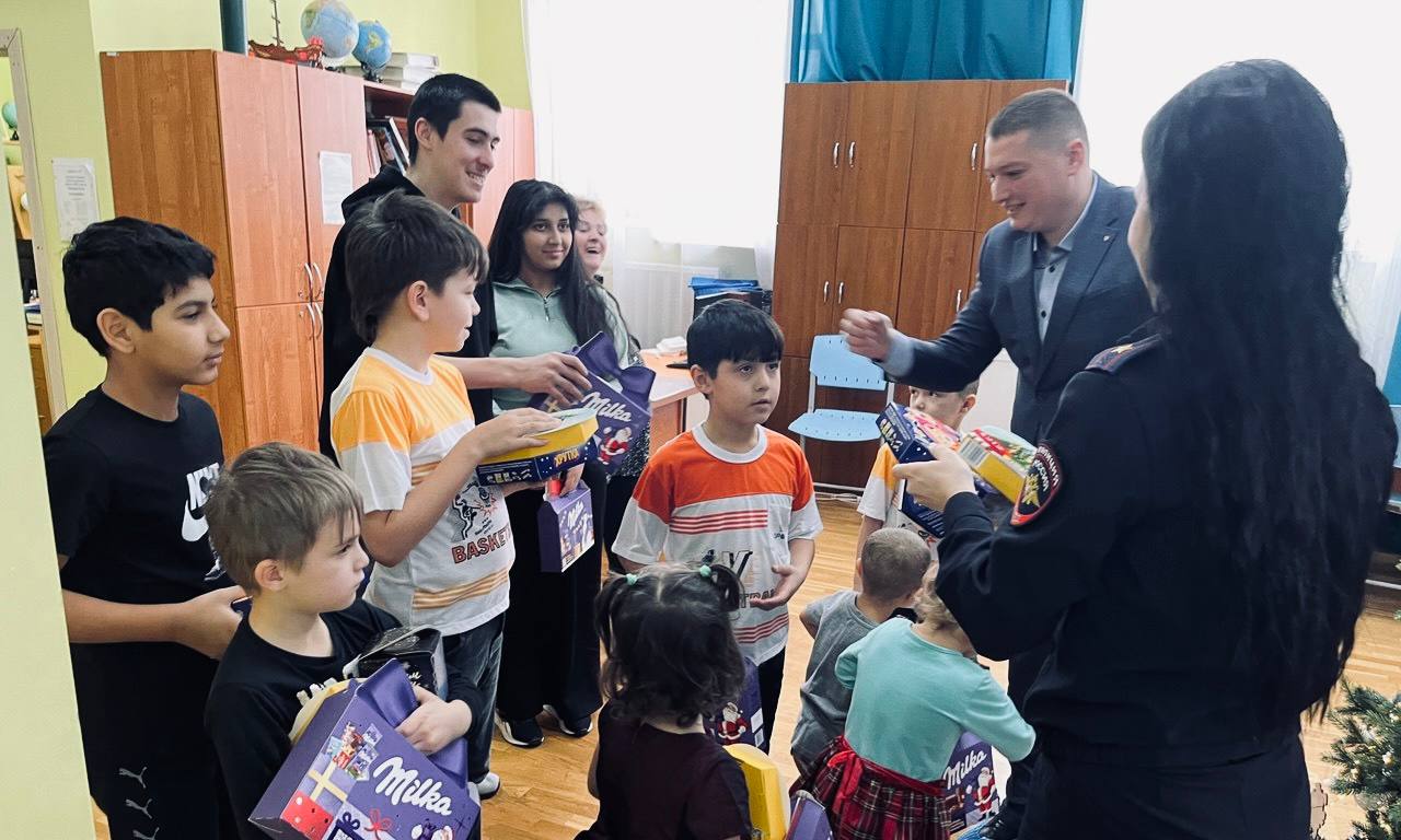 В Боровском районе сотрудники полиции поздравили детей из социального центра «Забота» В Боровском районе сотрудники полиции поздравили детей из социального центра «Забота»