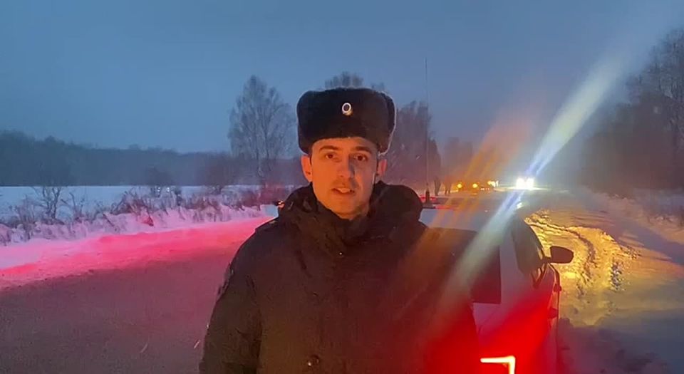 Полицейские работают на месте ДТП, в результате которого погибли двое несовершеннолетних детей и пострадали двое граждан