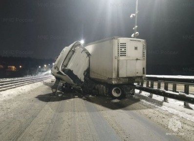 Под Калугой фура влетела в отбойник