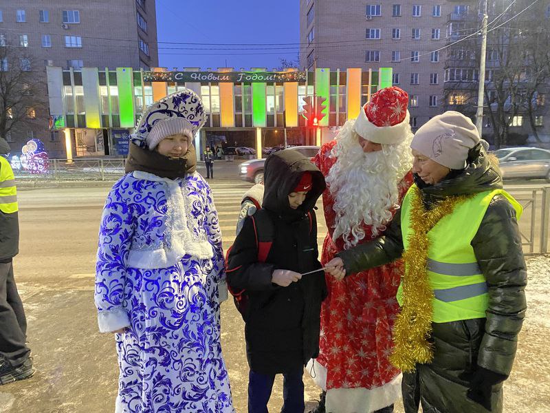 В рамках акции «Полицейский Дед Мороз» инспектор Госавтоинспекции провела профилактическую беседу со школьниками В рамках акции «Полицейский Дед Мороз» инспектор Госавтоинспекции провела профилактическую беседу со школьниками