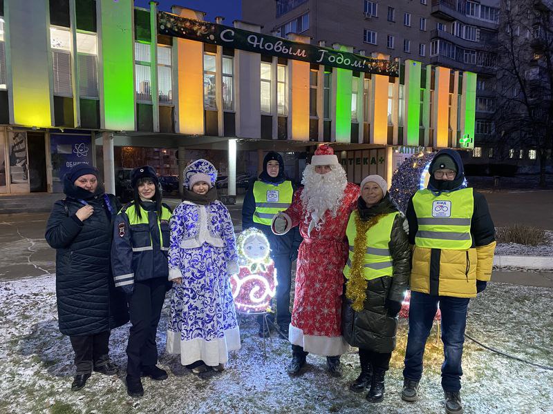 В рамках акции «Полицейский Дед Мороз» инспектор Госавтоинспекции провела профилактическую беседу со школьниками