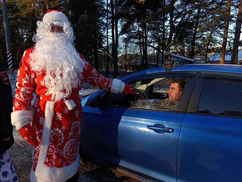 В рамках акции «Полицейский Дед Мороз» сотрудники полиции провели беседы с участниками дорожного движения в Юхнове