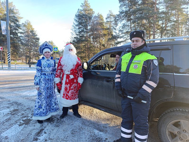 В рамках акции «Полицейский Дед Мороз» сотрудники полиции провели беседы с участниками дорожного движения в Юхнове В рамках акции «Полицейский Дед Мороз» сотрудники полиции провели беседы с участниками дорожного движения в Юхнове