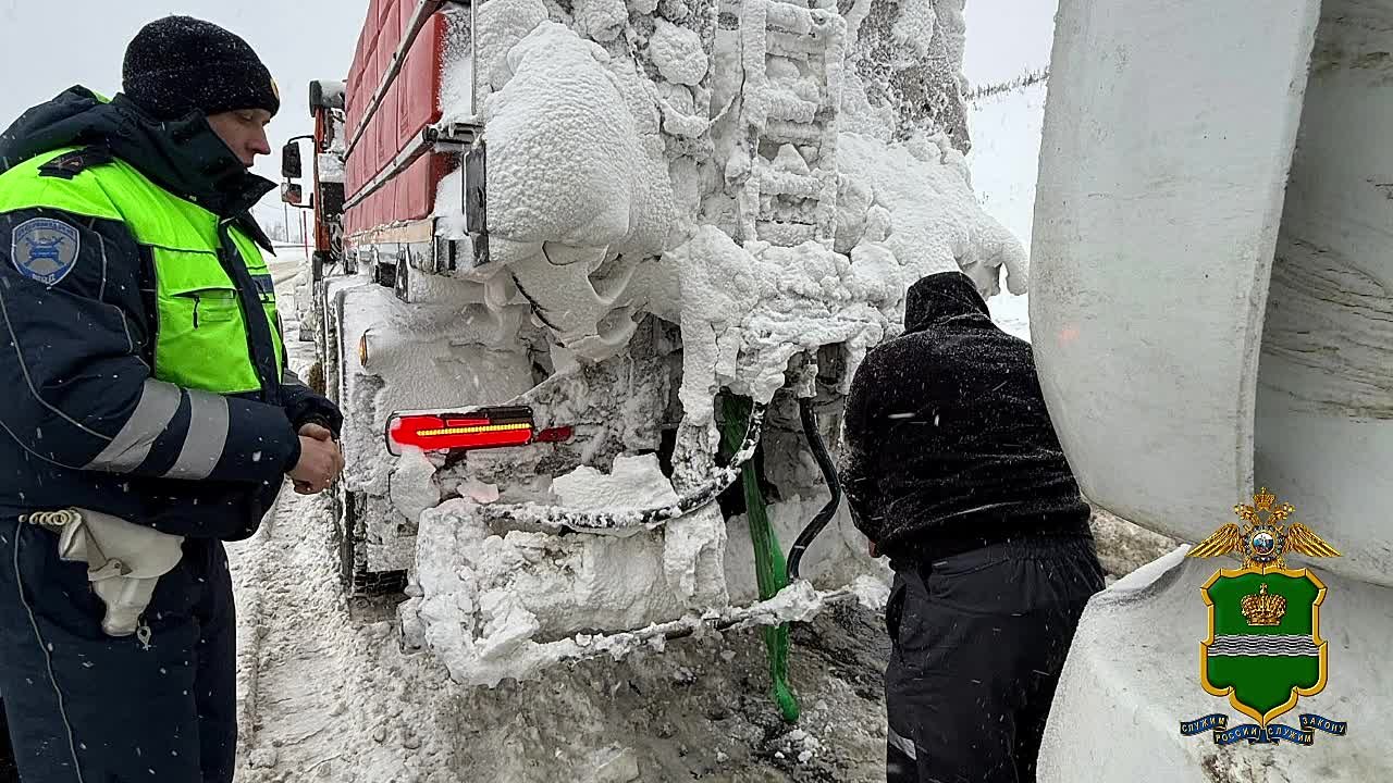 Госавтоинспекторы продолжают оказывать помощь автомобилистам, попавшим в сложную ситуацию на дорогах региона