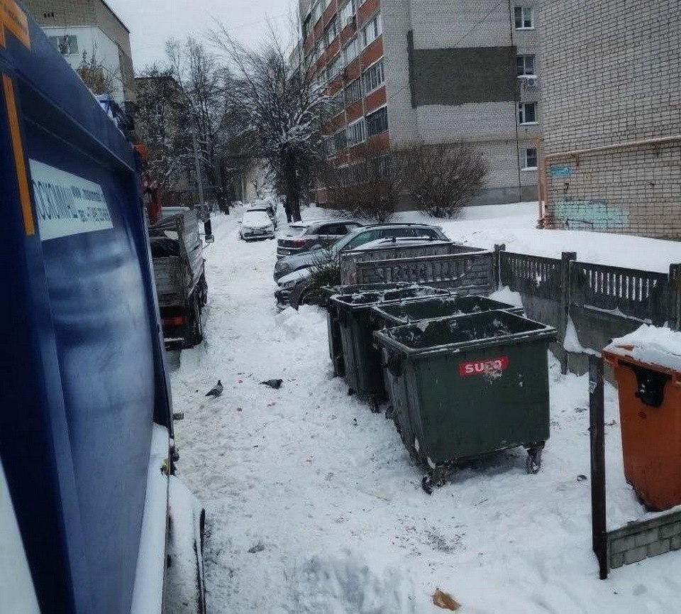 В Минстрое объяснили невывоз мусора «сложностями с подъездом»