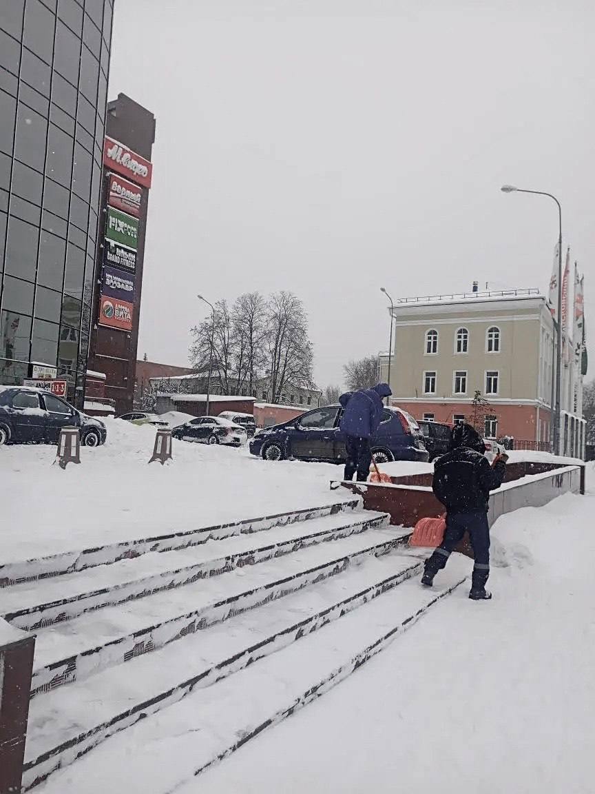 Коммунальные службы продолжают бороться с последствиями снегопада