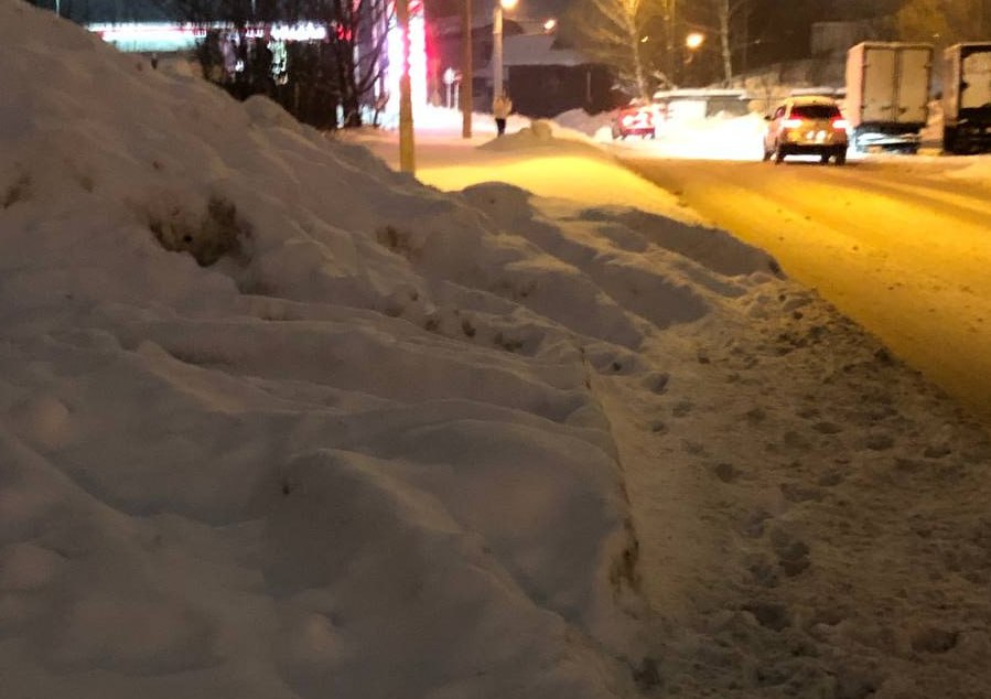 Калужане вынуждены ходить по проезжей части из-за последствий снегопада